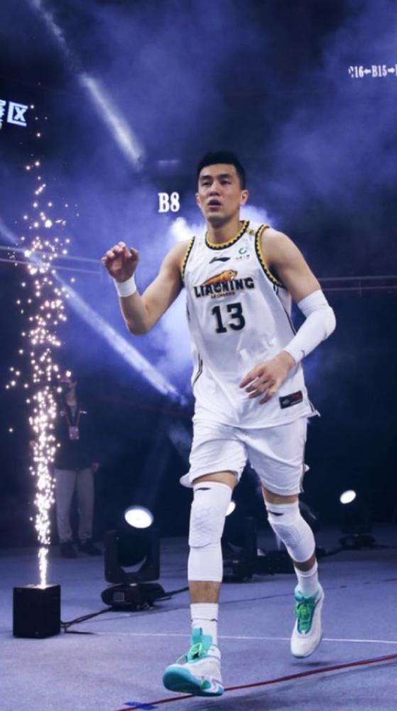 不知火舞被三个小男孩